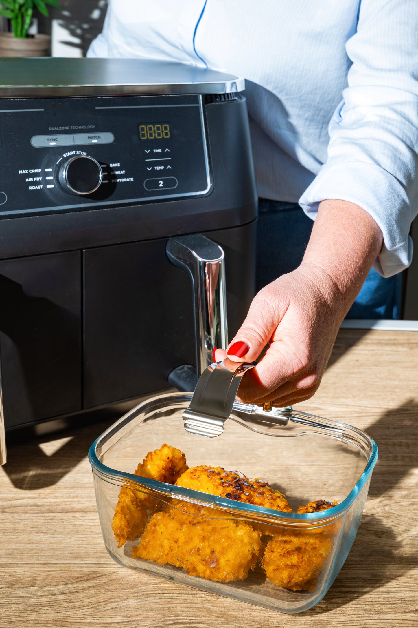 Glass airfryer dish with removable handle