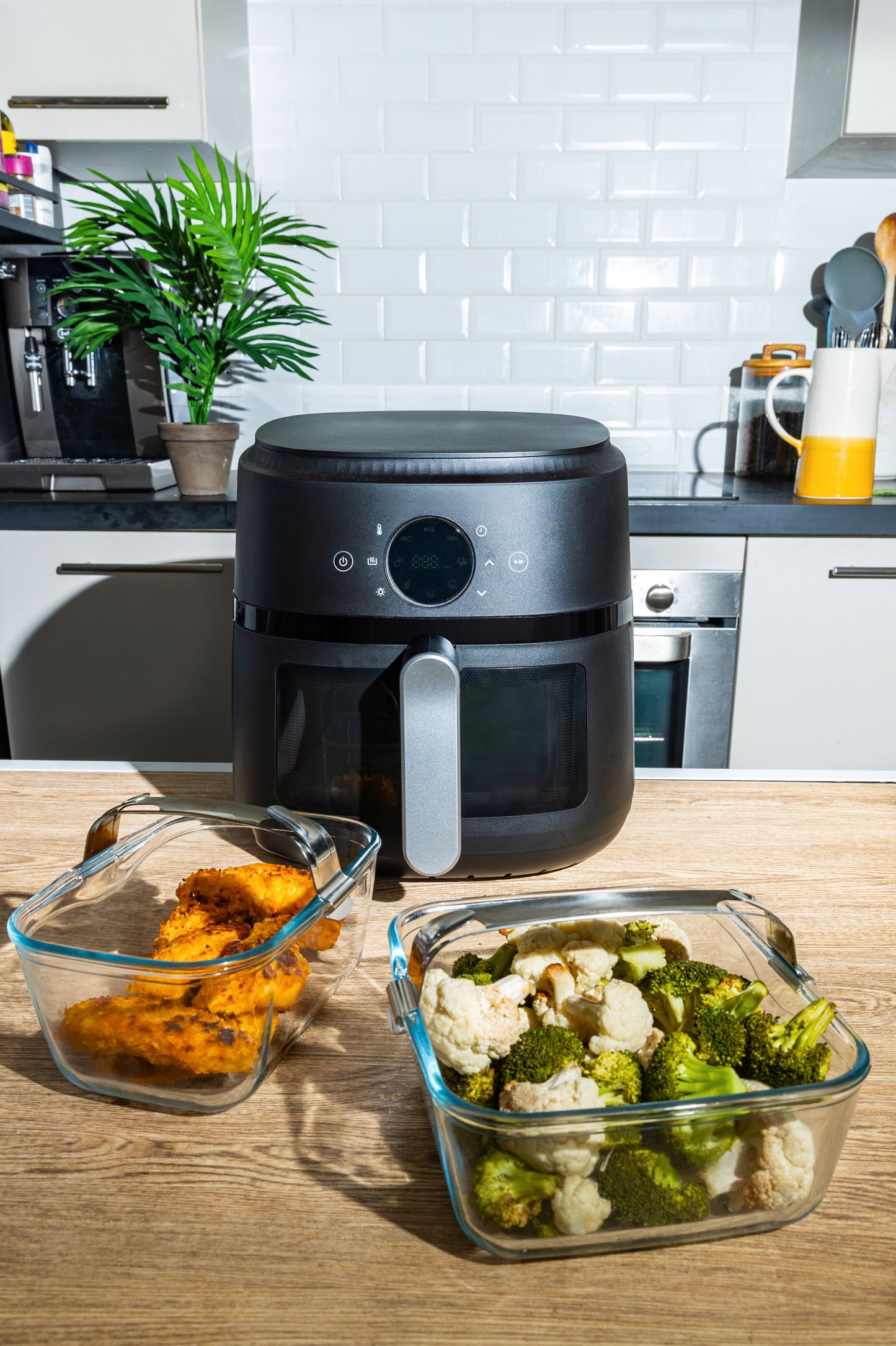 Glass airfryer dish with removable handle