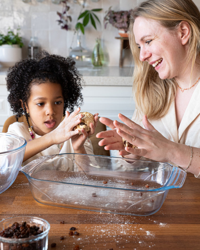 Rectangular glass baking dish easy to handle